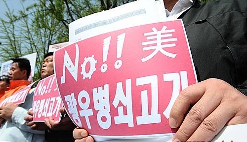 2008년 미국산 쇠고기 수입에 반대하는 시위 장면. 당시 좌파 진영에서 30개월이 넘는 미국산 쇠고기가 광우병을 유발할 수 있다는 괴담이 유포되기도 했다. [뉴시스]