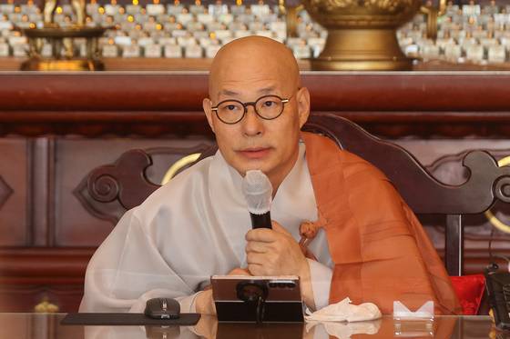 조계종 총무원장 진우 스님이 지난달 23일 서울 종로구 조계사 대웅전에서 열린 취임 1천일 '세상의 평안을 위한 1천일 기도 회향' 법회에서 인사말을 하고 있다. 연합뉴스