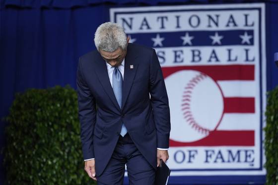 메이저리그 명예의 전당 헌액식 행사에 참석해 허리 숙여 인사하는 스즈키 이치로. AP=연합뉴스