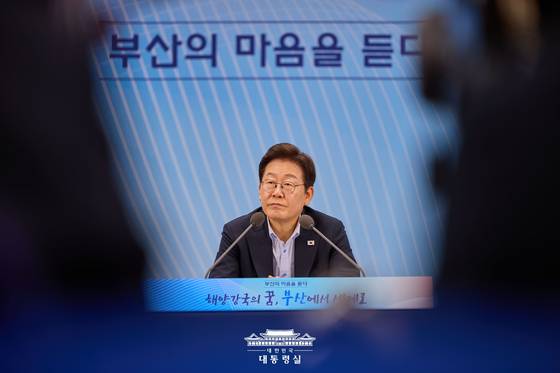 이재명 대통령이 지난 25일 부산에서 타운홀 미팅 형식으로 진행한 '부산의 마음을 듣다' 지역 주민 간담회에서 참석자들의 발언을 경청하고 있다. 대통령실 제공