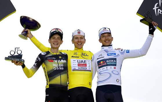 투르 드 프랑스 2025 포디엄에 오른 선수들. 우승을 차지한 타데이 포가차르(가운데)와 2위 요나스 빙에고르(왼쪽), 3위를 한 플로리안 리포위츠. EPA=연합뉴스