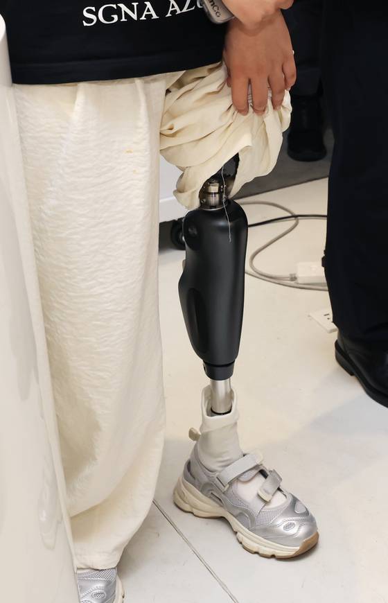 브레인코는 신체를 절개하지 않고 뇌파로 인공 손·발을 움직이는 BCI 기술을 실용화했다. 위 사진은 피아노를 치고, 악수 하고, 걷는 모습. 장진영 기자