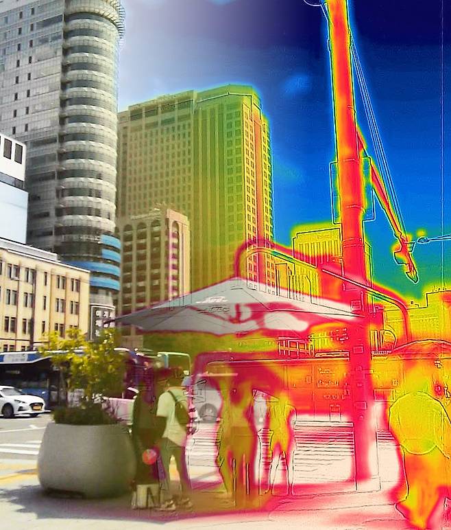 28일 서울 광화문광장에 설치된 그늘막에 서있는 시민들의 모습을 일반 카메라와 열화상 카메라로 촬영해 한장으로 합쳤다. 장진영 기자