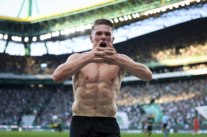 스웨덴 출신 요케레스가 전매특허인 깍지 낀 양손으로 입을 가리는 ‘마스크 골 세리머니’를 펼치고 있다. [EPA=연합뉴스]