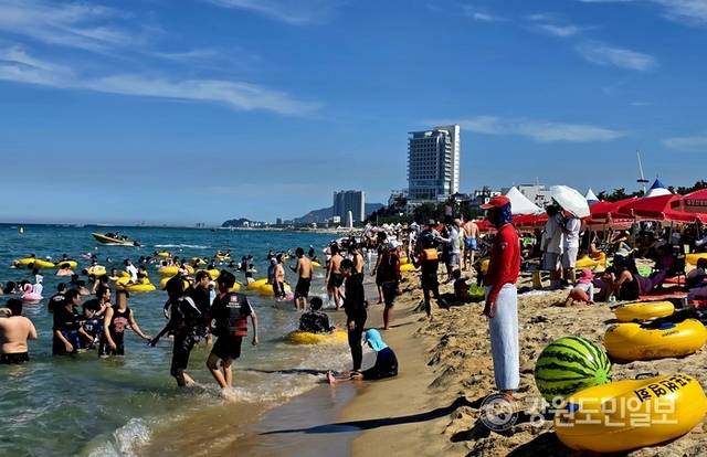 강원 강릉 경포해수욕장. 피서객들이 해수욕을 즐기며 더위를 식히고 있다.황선우 기자