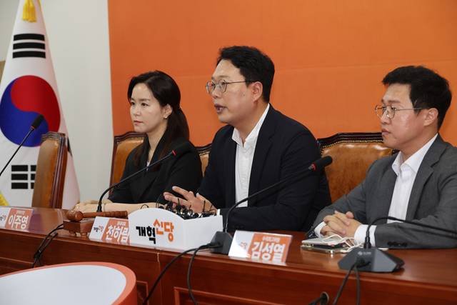 ▲ 김건희 여사의 의혹들을 수사하는 민중기 특별검사팀이 개혁신당 이준석 대표의 자택 압수수색에 나선 28일 서울 여의도 국회에서 열린 개혁신당 긴급 기자회견에서 천하람 원내대표가 발언하고 있다. 연합뉴스