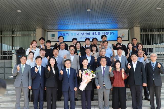 ▲ 28일 춘천지방검찰청 제72대 이영림 검사장이 이임식을 갖고 직원들과 단체사진을 찍고 있다. 춘천지검 제공