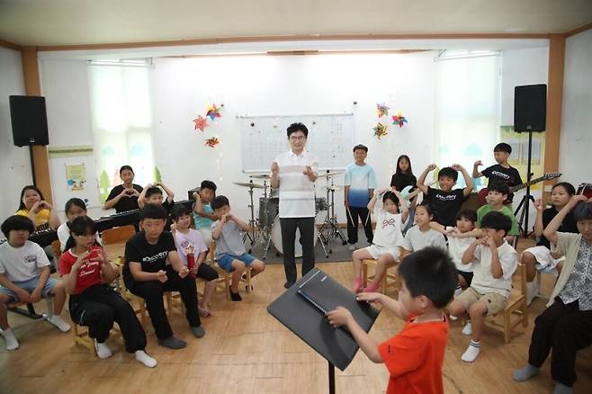 ▲ 김대중 교육감과 청풍초 학생들이 할머니와 나와 민들레 영화 촬영을 하고 있는 모습 [전남교육청]