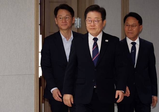 ▲ 이재명 대통령이 28일 용산 대통령실에서 열린 신임 국무위원 및 국세청장 임명장 수여식에 입장하고 있다 [연합뉴스]