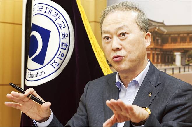 양오봉 한국대학교육협의회 회장은 지난 24일 서울 마포동 전북대 서울사무소에서 ﻿“고등교육이 탄탄해야 국가 경쟁력이 높아진다”고 강조했다.  임형택 기자
