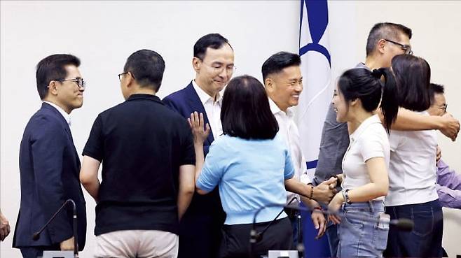 < 제1야당 환호 > 지난 26일 대만에서 실시된 제1야당 국민당 소속 의원 24명에 대한 국민소환﻿ 투표가 모두 부결됐다.﻿ 주리룬 국민당 주석(왼쪽 세 번째)과 ﻿의원들이 투표 결과에 기뻐하고 있다.  AFP연합뉴스