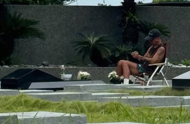 아내 서희원의 묘소를 지키고 있는 구준엽  /사진=SNS