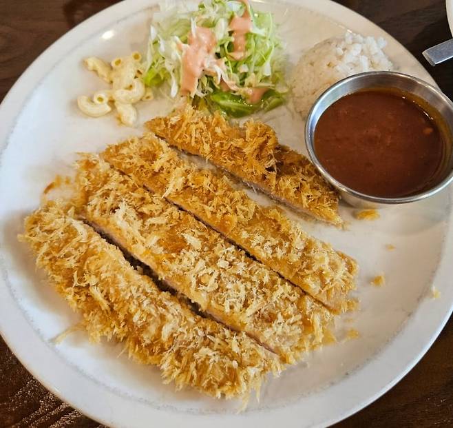 한 휴게소에서 사먹은 1만1000원 돈가스 (출처=자영업자 커뮤니티 '아프니까 사장이다')