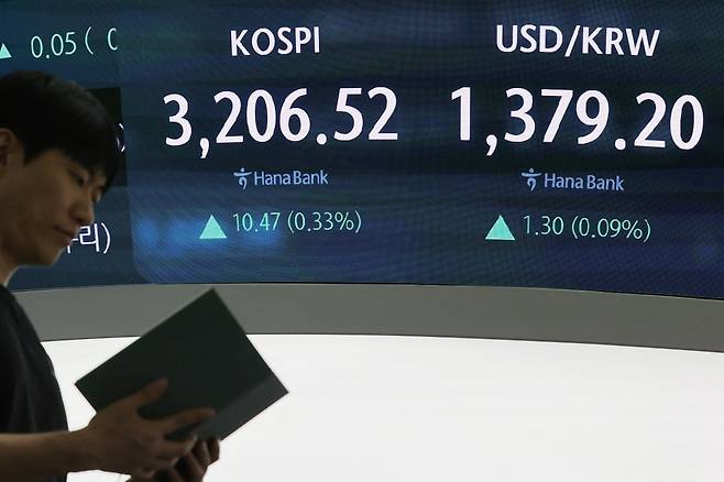 28일 서울 중구 하나은행 본점 딜링룸에서 직원들이 업무를 보고 있다. /사진=연합뉴스