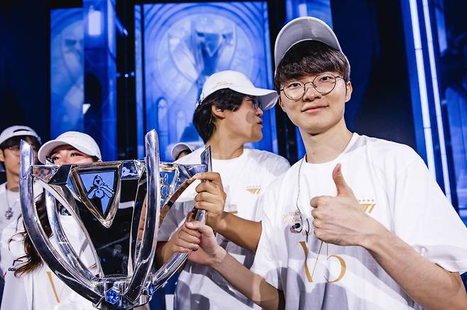 영국 런던 O2 아레나에서 열린 2024 롤드컵 결승전에서 T1 페이커가 우승을 한 뒤 기뻐하며 기념촬영하고 있다./사진=연합뉴스