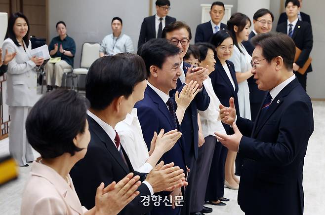 이재명 대통령이 28일 서울 용산 대통령실에서 열린 신임 국무위원 및 국세청장 임명장 수여식에 앞서 안규백 국방부 장관과 담소를 나누고 있다. 대통령실사진기자단