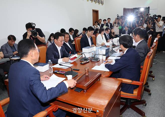 김주영 국회 환경노동위원회 고용노동법안심사소위원장이 28일 소위장에서 의사봉을 치고 있다. 박민규 선임기자