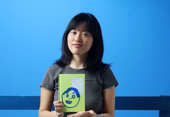 소설 <꽤 낙천적인 아이>의 저자 원소윤씨가 28일 인터뷰에 앞서 경향신문 스튜디오에서 책을 들고 포즈를 취하고 있다. 정지윤 선임기자