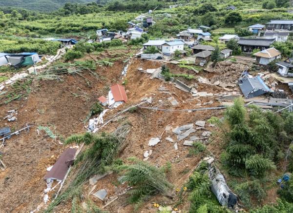 폭우로 대규모 산사태가 발생한 경남 산청군 생비량면 상능마을이 20일 토사로 뒤덮혀 있다. 이원준 기자
