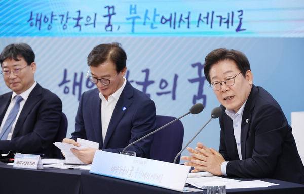 이재명 대통령이 지난 25일 부산 남구 대연동 부경대에서 ‘해양 강국의 꿈, 부산에서 세계로’를 주제로 타운홀미팅을 주재하고 있다. 연합뉴스
