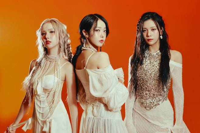 A promotional photo for Girl group Viviz's fifth EP “Voyage″ [BIG PLANET MADE]