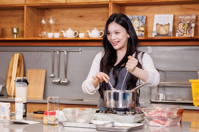 Singer Umji of girl group Viviz shares her mother's cooking recipe during an interview with the JoongAng Ilbo. [JOONGANG ILBO]