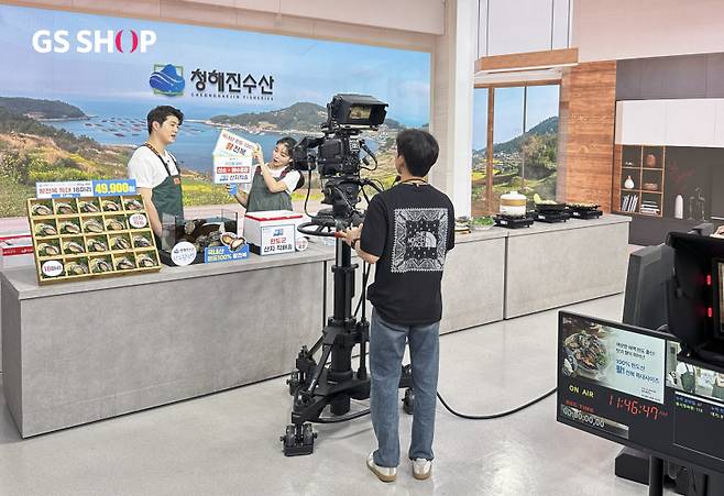24일 진행된 ' 청해진바다영어조합법인'의 활전복 방송 녹화 현장 모습. GS샵