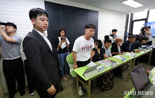 한성존 대한전공의협의회 비상대책위원장(왼쪽)이 28일 환자단체와 대화를 나누기 위해 서울 영등포구 한국환자단체연합회 사무실로 들어서고 있다.의정갈등 장기화로 국민 피로감이 커진 상황에서 전공의단체와 환자단체 간 만남은 1년 6개월 만에 처음이다.
