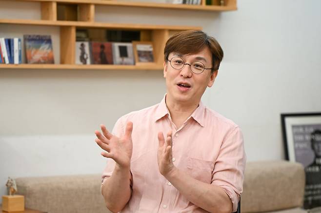 찬양사역자 김도현씨를 최근 서울 서초구 나비공장에서 만나 미국 동부 한인교회를 방문한 경험을 들려주고 있다. 신석현 포토그래퍼