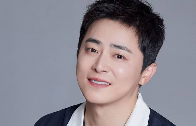 영화 ‘좀비딸’에서 좀비가 된 어린 딸을 시골집에 숨겨두고 훈련하는 아빠를 연기한 조정석. 전작 ‘엑시트’의 동료인 이상근 감독과 배우 임윤아가 다음 달 ‘악마가 이사왔다’를 개봉해 동시기 흥행 경쟁을 벌이게 된 데 대해 그는 “이 감독과 윤아는 가족이라고 생각한다. 윤아에게 ‘우리 파이팅해서 같이 잘 되자. 오빠가 끌어줄 테니 네가 밀어 달라’고 얘기했다”고 전했다. NEW 제공