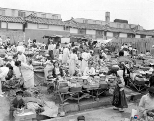 1960년대 재래시장 전경. 국가기록원 제공