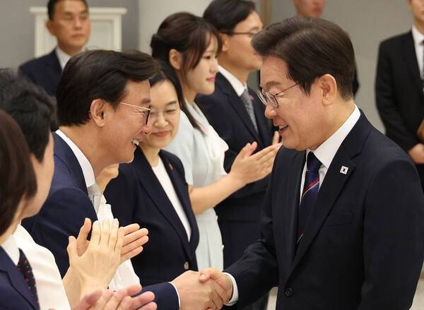 이재명 대통령이 28일 용산 대통령실에서 열린 임명장 수여식에 참석한 전재수 해양수산부 장관과 인사하고 있다. 연합뉴스
