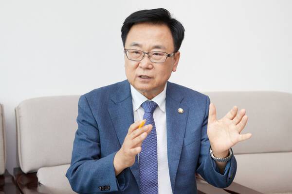 김영식 용인특례시의회 국민의힘 대표의원이 경기일보와 인터뷰를 진행하고 있다. 용인특례시의회 제공