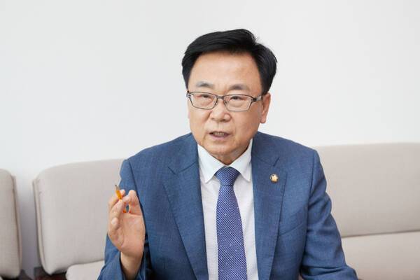 김영식 용인특례시의회 국민의힘 대표의원이 경기일보와 인터뷰를 진행하고 있다. 용인특례시의회 제공