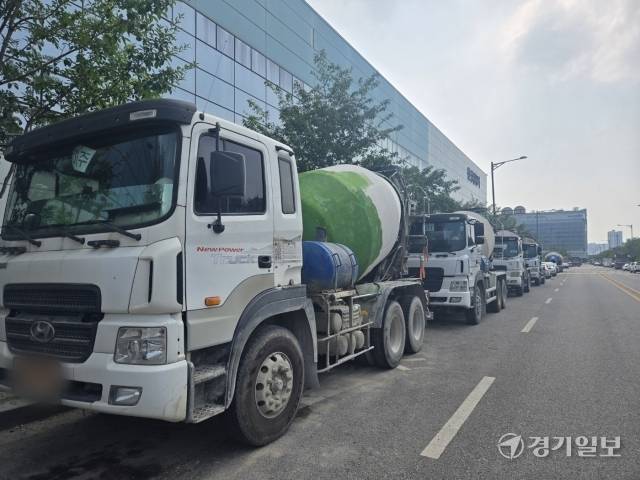 인천 서구 청라동 IHP도시첨단산업단지에 대형화물차들이 불법 주차 해 있다. 박상후기자