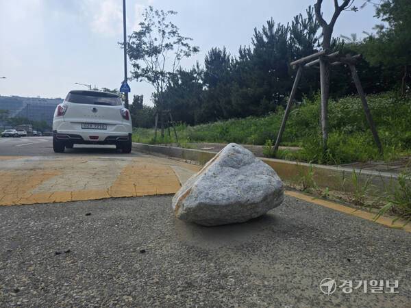 한 대형화물차 운전자가 주차 자리를 맡아 놓기 위해 도로변 놓아 둔 커다란 돌. 박상후기자