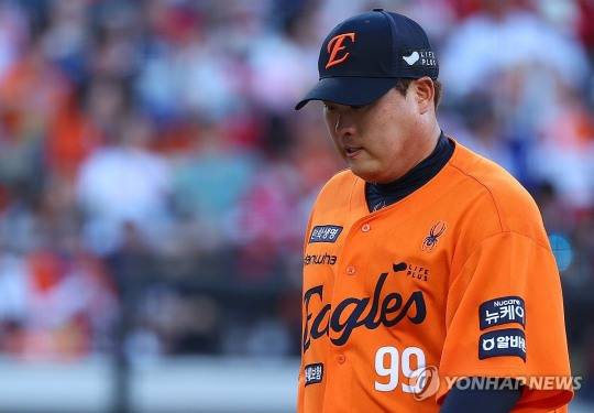 한화 선발 류현진이 이닝을 마친 뒤 더그아웃으로 향하고 있다. / 사진=연합뉴스