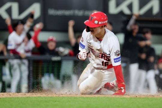 최원준 동점 득점 올리고 환호. 사진[연합뉴스]