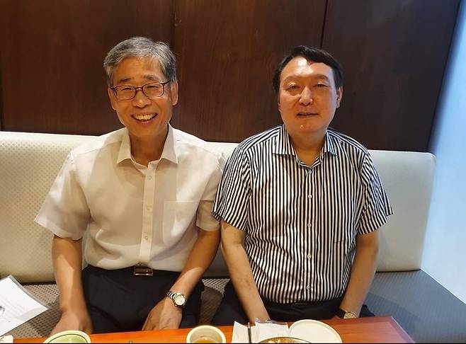 (왼쪽부터) 신평 변호사와 윤석열 전 대통령 / 사진=매일경제 DB