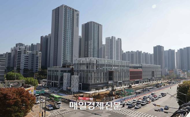 지하철 5호선 둔촌동역 1·2번 출구와 연결 공사가 한창인 올림픽파크포레온 전경 [이승환 기자]