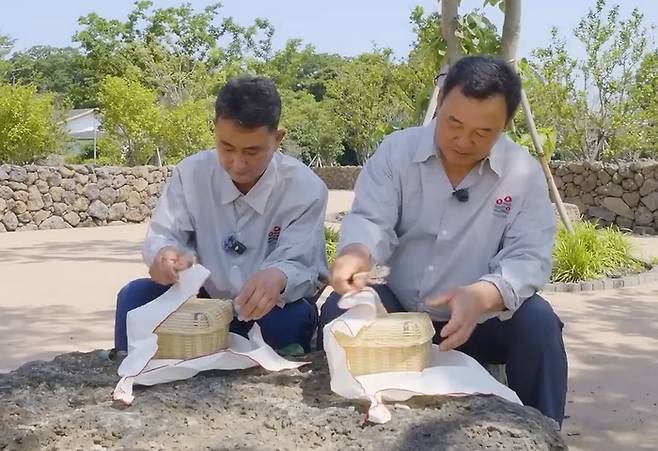 서귀포시 남원읍 신흥2리 동백마을의 동백마을정원에서 차롱도시락을 먹는 장면.[제주관광공사 제공]