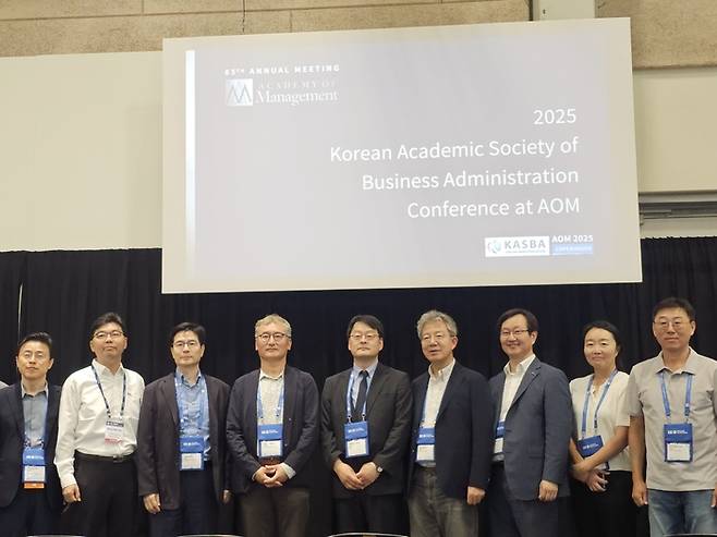 27일(현지시간) 덴마크 코펜하겐 벨라센터에서 전미경영학회(AOM) 연례회의가 열린 가운데 한국경영학회가 주최한  세션에서 양희동 한국경영학회장(왼쪽 넷째), 이동렬 주덴마크 대사(왼쪽 다섯쩨)를 비롯한 참석자들이 기념촬영을 하고 있다. 임성현 기자