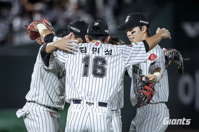 27일 부산 KIA전에서 승리한 롯데 선수단. 사진=롯데 제공