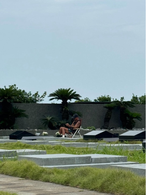 가수 구준엽이 한여름 대만 묘역에서 아내 故서희원을 향한 묵묵한 사랑을 보여줬다. 사진=SNS