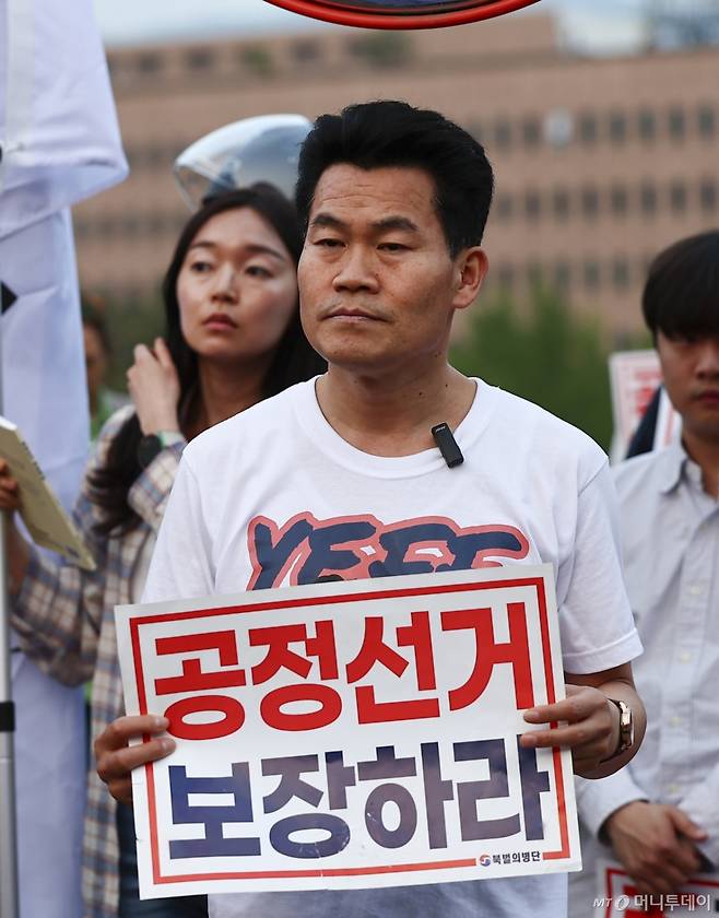 [과천=뉴시스] 김근수 기자 = 한국사 강사 전한길씨가 30일 경기도 과천 중앙선거관리위원회 청사 앞에서 공정선거 보장을 촉구하는 보수단체 집회에 참가하고 있다. 2025.05.30. ks@newsis.com /사진=김근수
