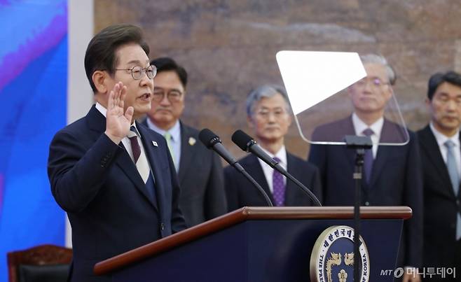 이재명 대통령이 지난6월 4일 오전 서울 여의도 국회에서 제21대 대통령 취임 선서를 하고 있다. 2025.6.4/뉴스1 2025.6.4/뉴스1  Copyright (C) 뉴스1. All rights reserved. 무단 전재 및 재배포,  AI학습 이용 금지. /사진=(서울=뉴스1) 국회사진기자단