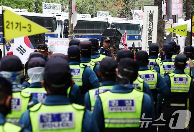 12·3 비상계엄과 관련해 특검의 수사를 받는 윤석열 전 대통령의 두 번째 영장실질심사를 앞둔 지난 9일 서울 서초구 중앙지법 인근에서 경찰들이 경계 근무를 서고 있다. 사진과 기사는 관계 없음./사진=뉴스1.
