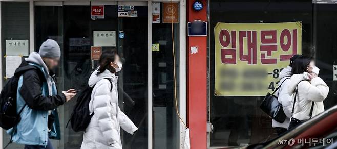[서울=뉴시스] 정병혁 기자 = 8일 서울시내 상가에 임대문의 안내문이 붙어있다.    경기 둔화로 저소득을 비롯한 중소득·고소득 자영업자의 연체율이 치솟고 있다. 고소득(상위 30%) 자영업자의 지난해 3분기 말 대출 연체율은 1.35%로 집계됐다. 이는 지난 2015년 1분기(1.71%) 이후 9년 6개월 만에 가장 높은 수준이다. 고소득 자영업자 연체율은 2023년 4분기 0.98%에서 지난해 1분기 1.16%로 올라선 후 2분기 1.09%, 3분기 1.35% 등으로 계속 1%를 웃돌았다. 2025.01.08. jhope@newsis.com /사진=정병혁