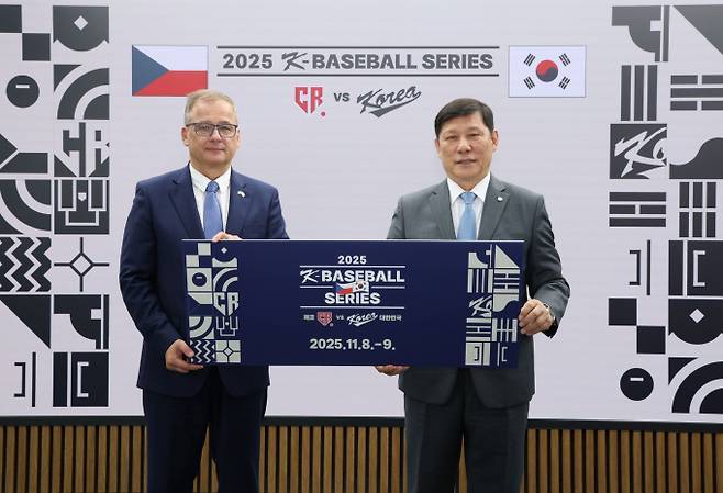 류지현 감독이 이끄느 월드베이스볼클래식 대표팀이 2026 WBC 첫 상대인 체코와 오는 11월 평가전을 갖는다. 사진은 28일 열린 KBO-체코야구협회 평가전 개최 협약식에 참석한 허구연 한국야구위원회 총재(오른쪽)와 이반 얀차렉 주한체코대사의 모습. /사진=한국야구위원회 제공