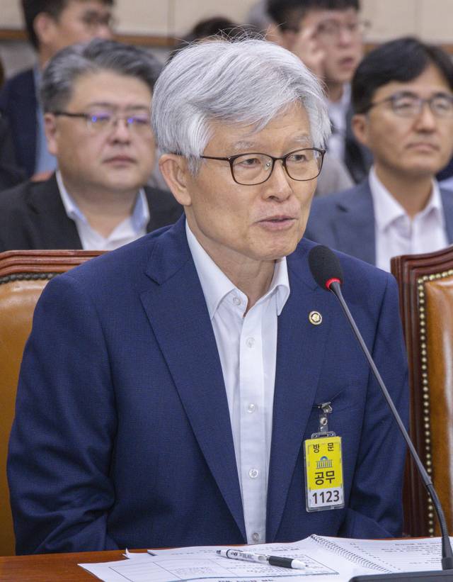 최동석 인사혁신처장이 22일 국회에서 열린 국회 법제사법위원회 전체 회의에 출석해 의원 질의에 답하고 있다. 연합뉴스